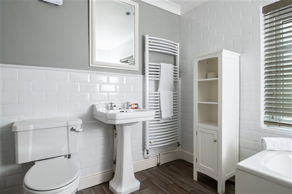 End Cottage family bathroom